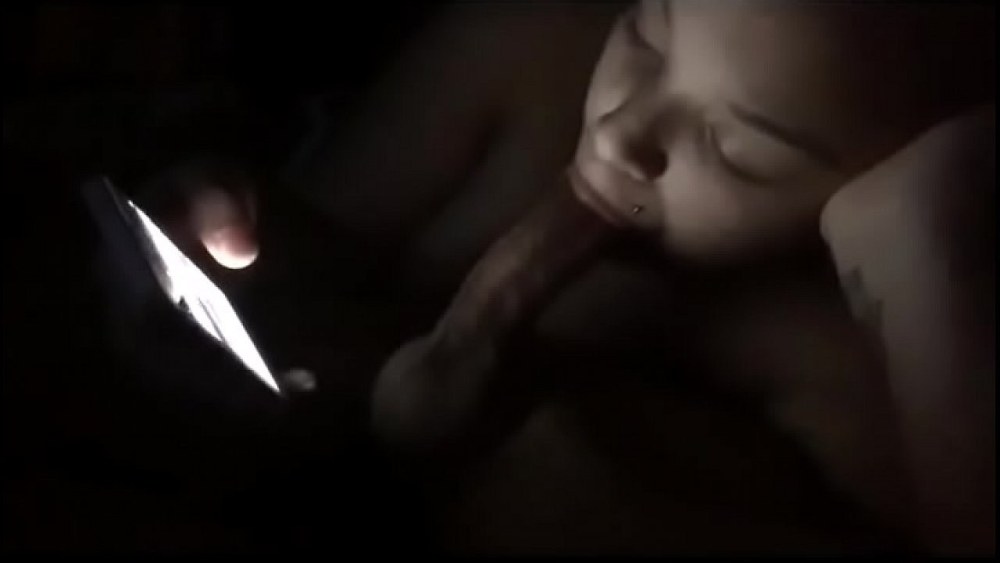 Девушка отсосала под одеялом