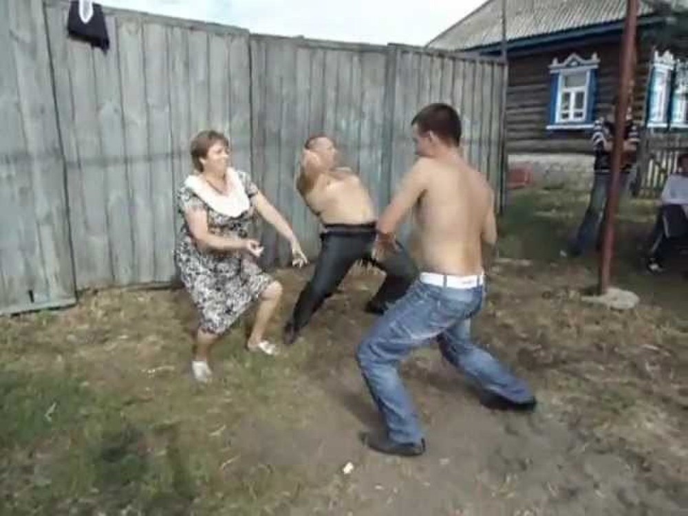 Деревенский парень танцует