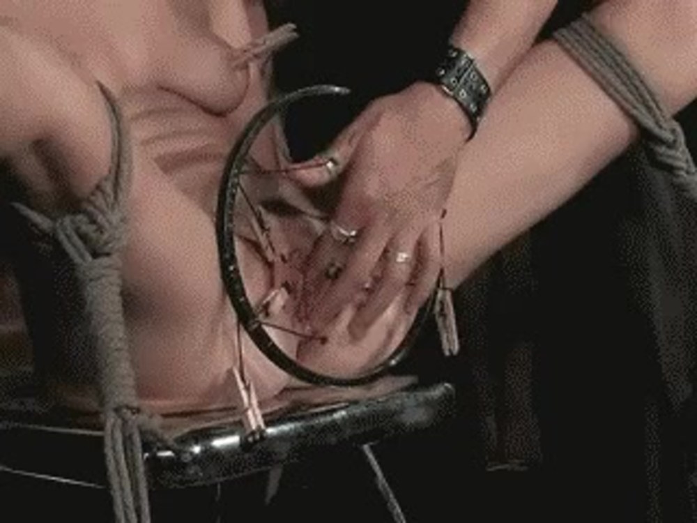 Бдсм пытки груди и клитора гиф