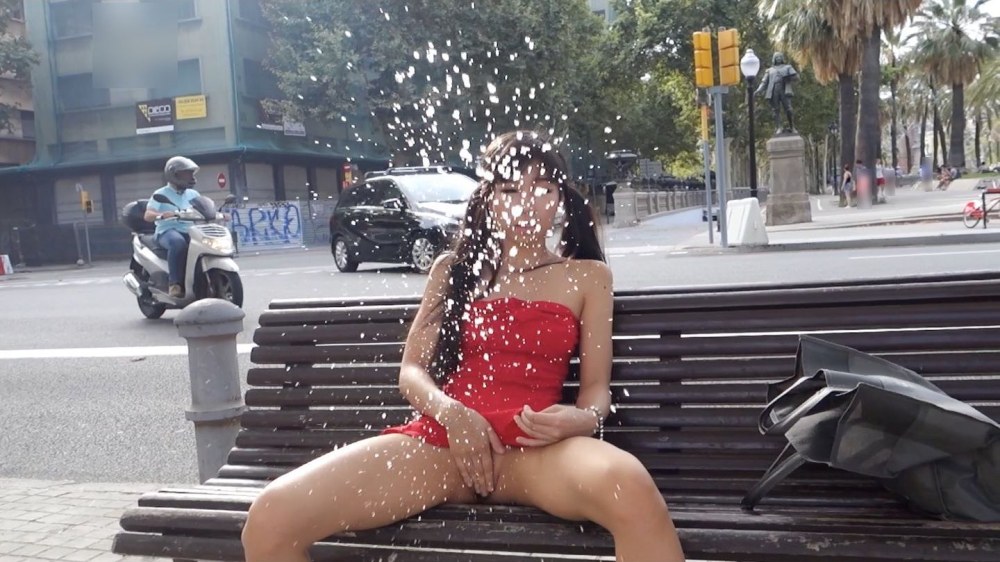 Девушка сквиртит в общественном месте