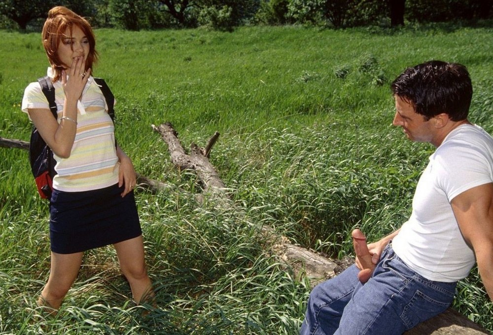 Парень онанирует на природе