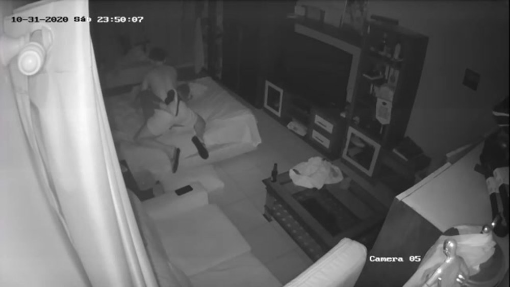 Голая со взломанных камер наблюдения