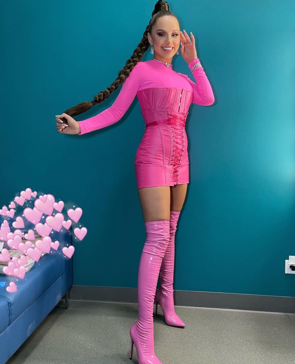 Девушки в розовых ботфортах