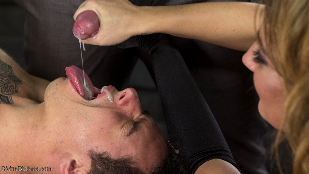 Фемдом,кончают в рот мужикам