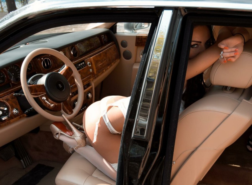 Голая милфа в Ролс Ройсе xxx