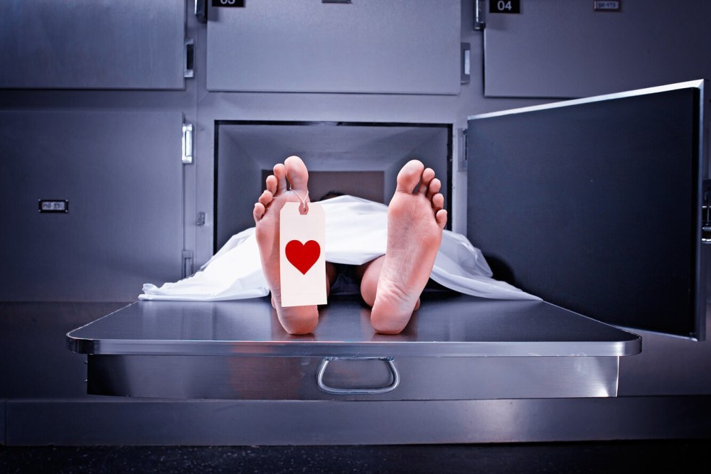 Женщина на столе в морге голая