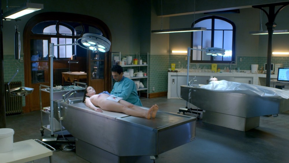 Голые знаменитости в морге