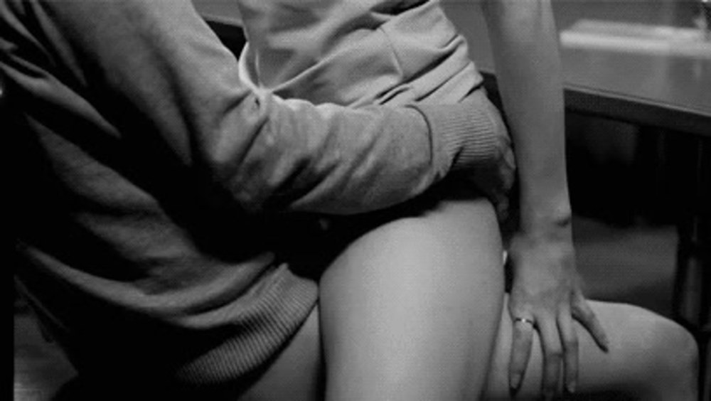 Парень ласкает под юбкой