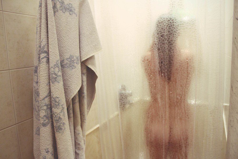 Голая женщина за шторой