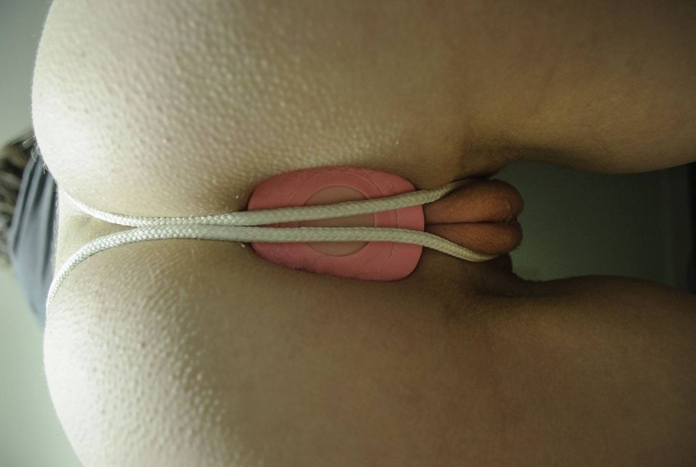 Трусики веревочки на киске