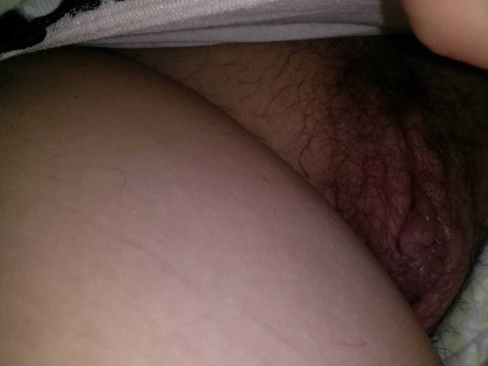 Волосатая киска под одеялом