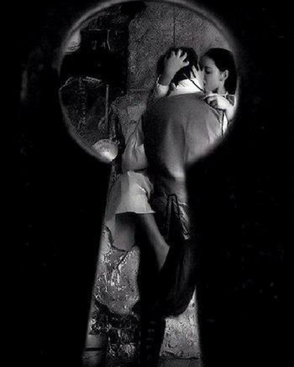 Подсматривание в замочную скважину