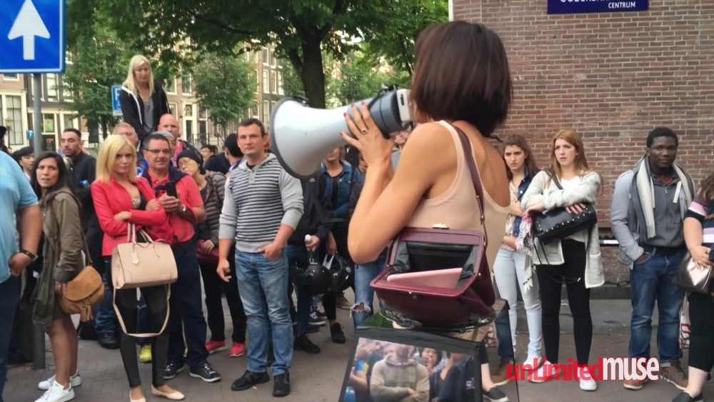 Лапает прохожих на улице