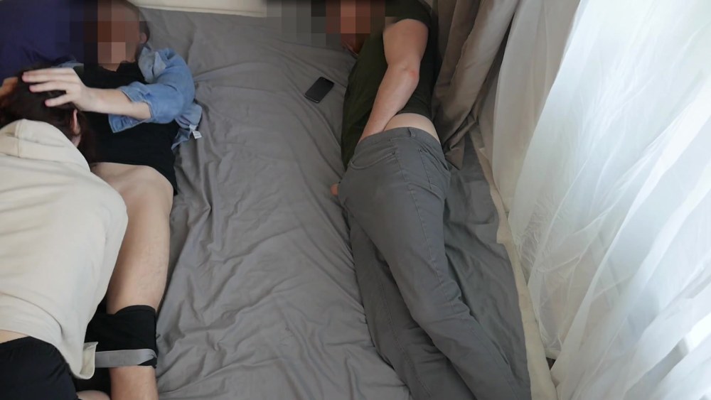 Выебал подружку на кровати